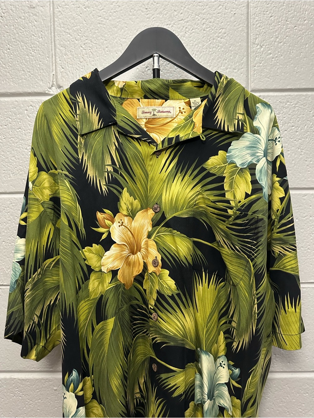 Tommy Bahama Men’s XL Silk Hawaiian Tropical Floral Button-Up Shirt Short Sleeve